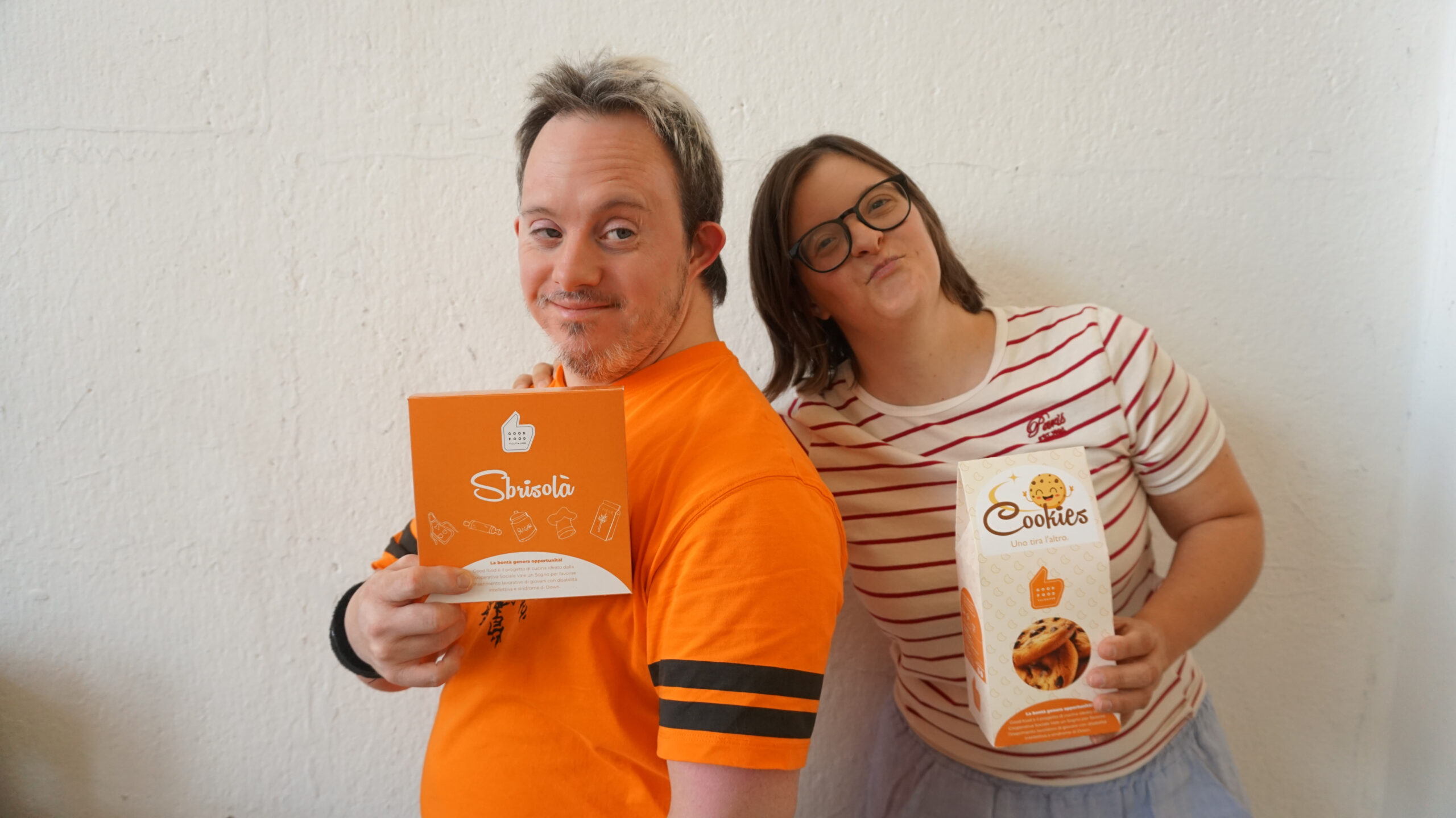 due ragazzi presentano i prodotti good food