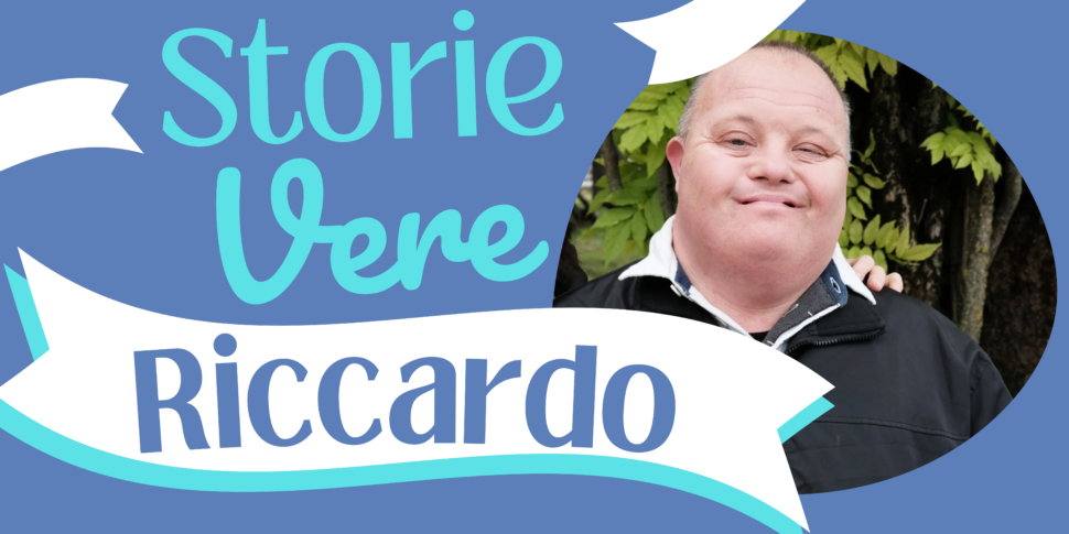 Primo piano di Riccardo con sfondo di piante